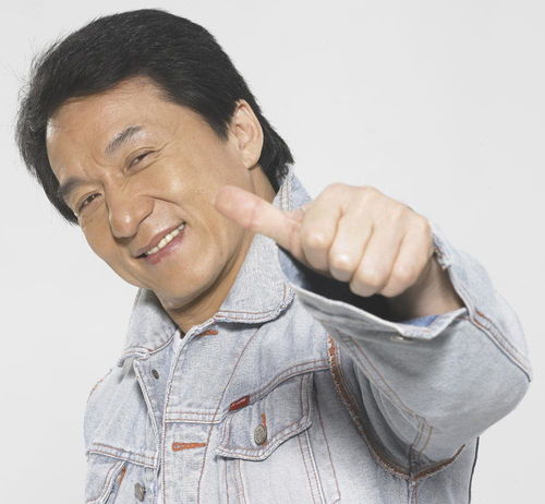 71岁成龙头发花白戴老花镜