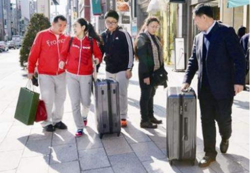 杨天真携八箱行李启程，开启留学生活新篇章