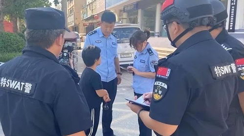 男孩被老大爷用手铐铐住，警方通报事件真相引发社会关注